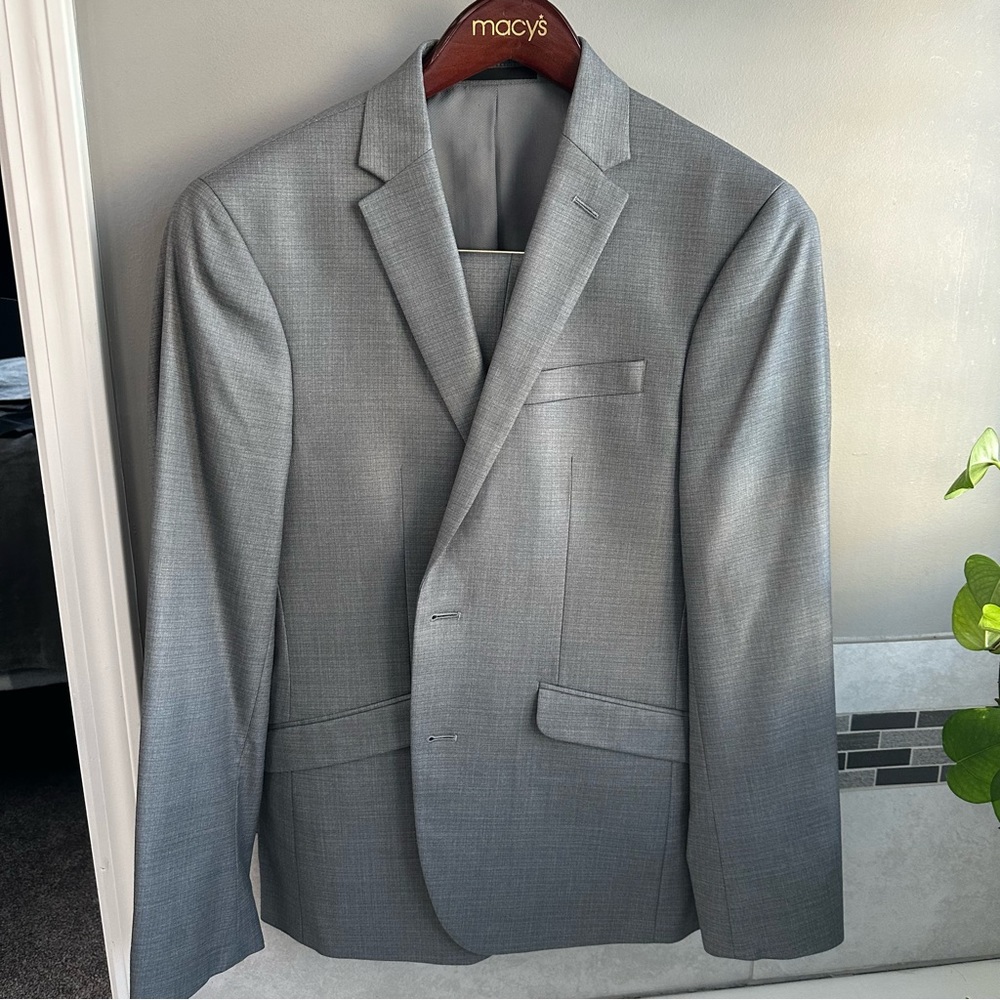Reaction Kenneth Cole light grey suit